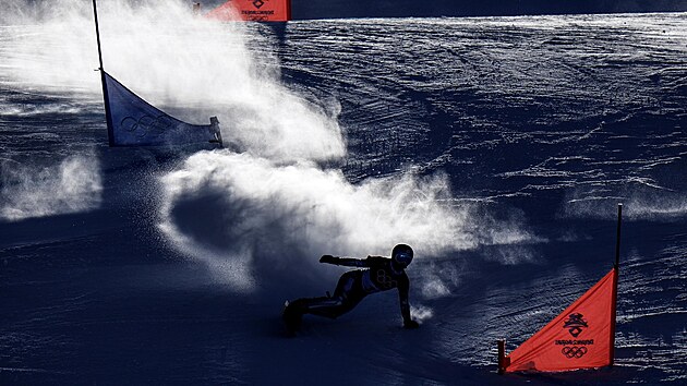 Ester Ledeck bhem finle paralelnho obho slalomu na olympijskch hrch v Pekingu jedouc si pro zlato. (8. nora 2022)