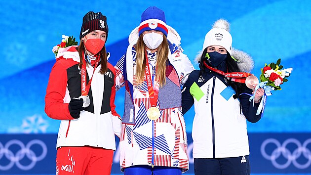 Zlatá medailistka Ester Ledecká z týmu Česká republika (uprostřed), stříbrná medailistka Daniela Ulbing z týmu Rakouska (vlevo) a bronzová medailistka Gloria Kotnik z týmu Slovinsko (vpravo) pózují se svými medailemi během slavnostního vyhlášení v paralelním obřím slalomu žen v Pekingu 2022. (8. února 2022)
