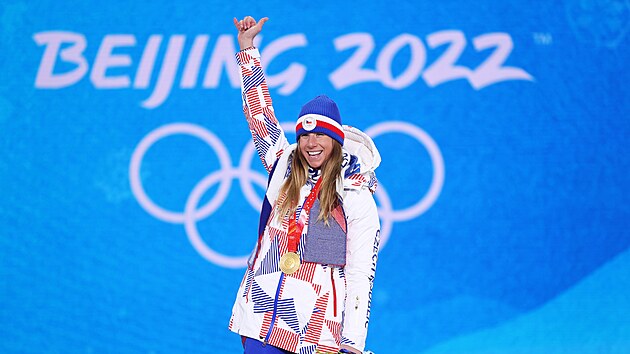 Zlatá medailistka Ester Ledecká z týmu Česká republika během slavnostního vyhlášení v paralelním obřím slalomu žen v Pekingu 2022. (8. února 2022)