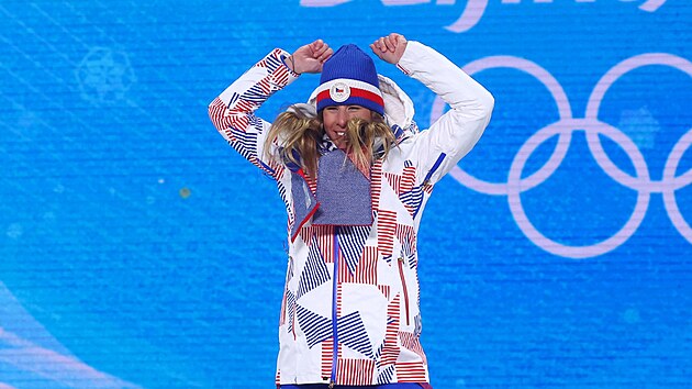 Zlat medailistka Ester Ledeck z tmu esk republika bhem slavnostnho vyhlen v paralelnm obm slalomu en v Pekingu 2022. (8. nora 2022)