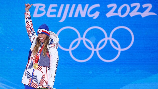 Zlat medailistka Ester Ledeck z tmu esk republika bhem slavnostnho vyhlen v paralelnm obm slalomu en v Pekingu 2022. (8. nora 2022)