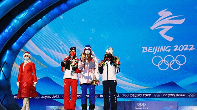 Zlatá medailistka Ester Ledecká z týmu Česká republika (uprostřed), stříbrná medailistka Daniela Ulbing z týmu Rakouska (vlevo) a bronzová medailistka Gloria Kotnik z týmu Slovinska (vpravo) pózují se svými medailemi během slavnostního vyhlášení v paralelním obřím slalomu žen v Pekingu 2022. (8. února 2022)