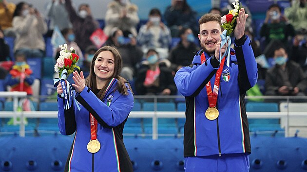 Zlat medailist Stefania Constantiniov a Amos Mosaner z Itlie slav na...