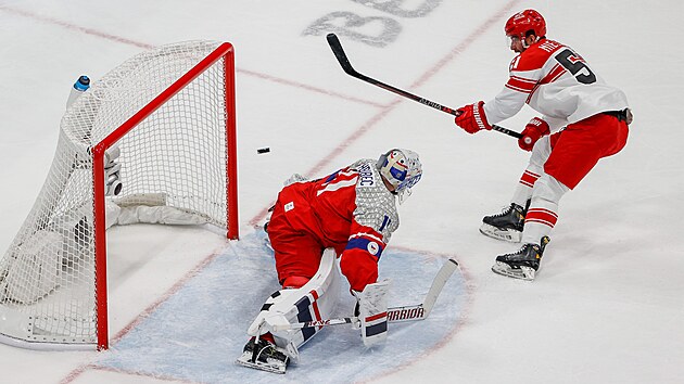 D�n Frans Nielsen (51) vst�elil g�l proti �esk�mu brank��i Simonu Hrubcovi (11) z trestn�ho st��len�. (9. �nora 2022)