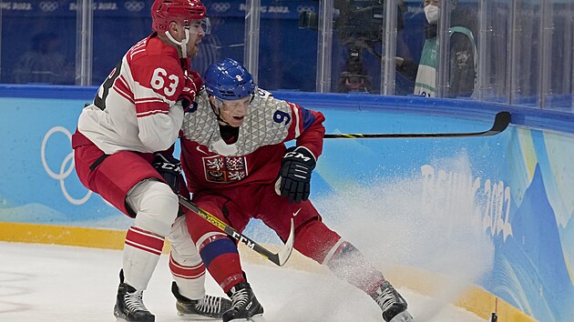 D�n Patrick Russell (63) bojuje o puk s �echem Davidem Skleni�kou (9). (9. �nora 2022)