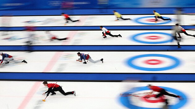 Curling - tmy se ped zpasem rozcviuj na ZOH v Pekingu 2022. (9. nora 2022)