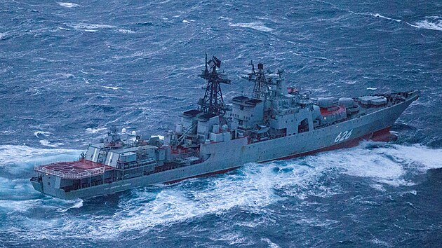 Ruský torpédoborec viceadmirál Kulakov u norských břehů (25. ledna 2022)
