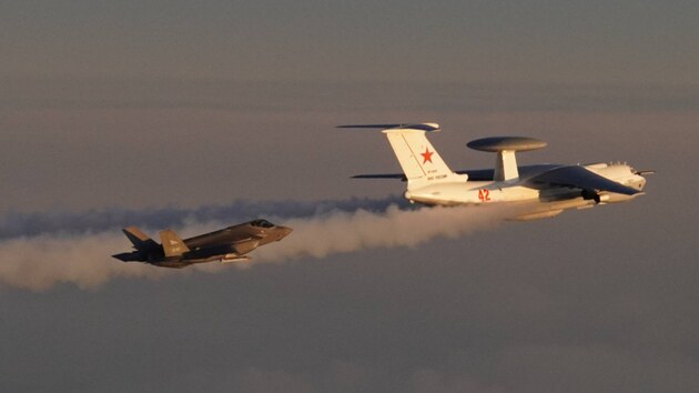 Ruský velitelský a řídící letoun Beriev A-50 v doprovodu norské pohotovostní stíhačky F-35 (2. února 2022)