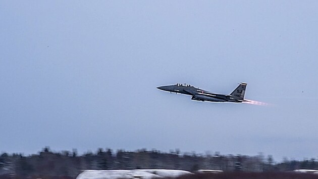 Letoun F-15E amerických vzdušných sil na základně v estonském Amari