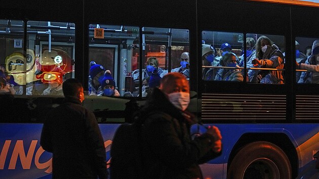 Divci olympijskch her prochzeli kolem senzor a skener vybavench technologi rozpoznvn oblieje do destek autobus, kter je dovezly k Ptamu hnzdu v Pekingu.