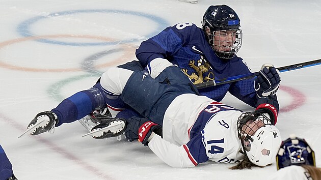 Americk hokejistka Brianna Deckerov kon na led pot, co se stetla s Ronjou Savolainenovou z Finska.