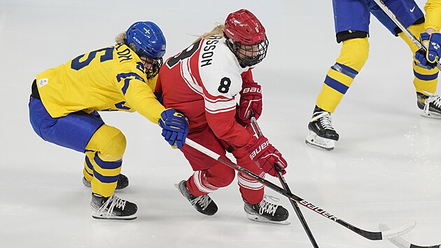 vdsk hokejistka Lina Ljungblomov se sna zastavit Josefine Perssonovou z...