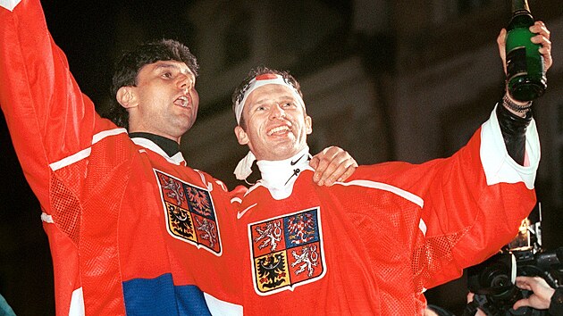 Vladimír Růžička a Dominik Hašek při oslavě triumfu v Naganu na Staroměstském náměstí v Praze. (23. února 1998)