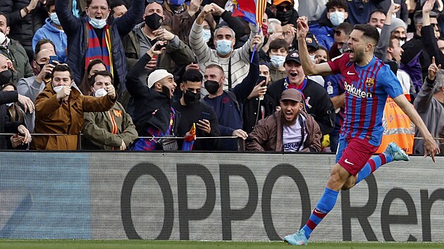 Jordi Alba slav gl Barcelony v utkn panlsk ligy proti Atltiku Madrid.