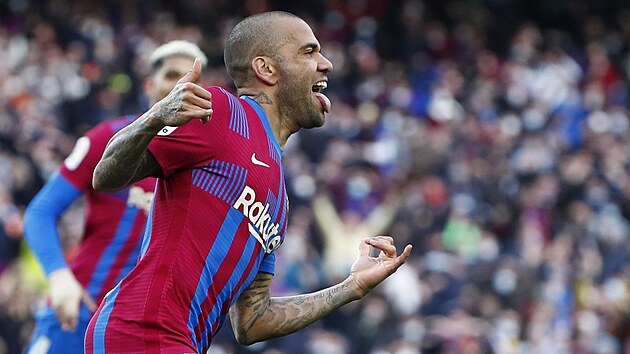 Brazilsk krajn obrnce Dani Alves slav gl v duelu Barcelony s Atltikem Madrid.