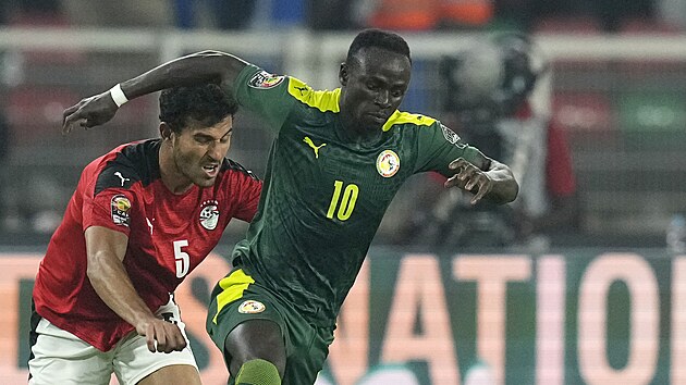 Senegalsk fotbalista Sadio Man v akci bhem finle africkho ampiontu s Egyptem.