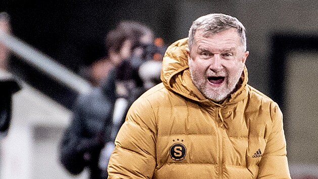 Sparťanský trenér Pavel Vrba rozezleně reaguje na jeden z verdiktů sudích při pohárovém derby na Slavii.