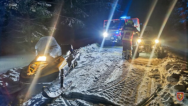 Ptrac akce v oblasti Andlskho vrchu na Bruntlsku. Ztracenou turistku nali prv hasii na snnm sktru. (7. nora 2022)