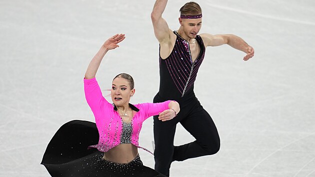 Sourozenci Taschlerovi během rytmického tance v týmové soutěži na olympijských hrách v Pekingu.