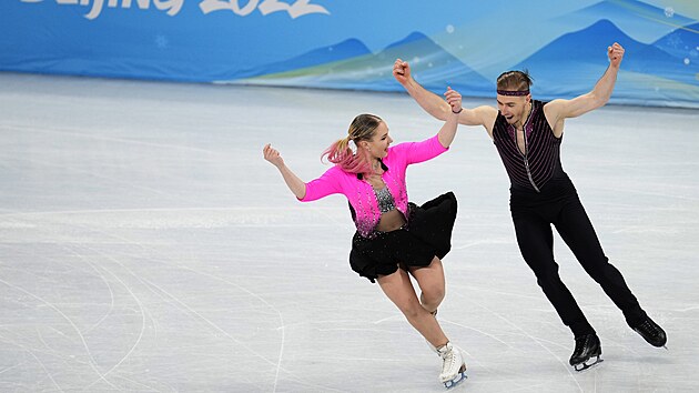 Sourozenci Taschlerovi během rytmického tance v týmové soutěži na olympijských hrách v Pekingu.