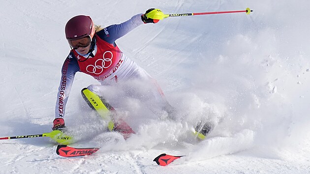 Mikaela Shiffrinov v problmech bhem svho olympijskho slalomu.