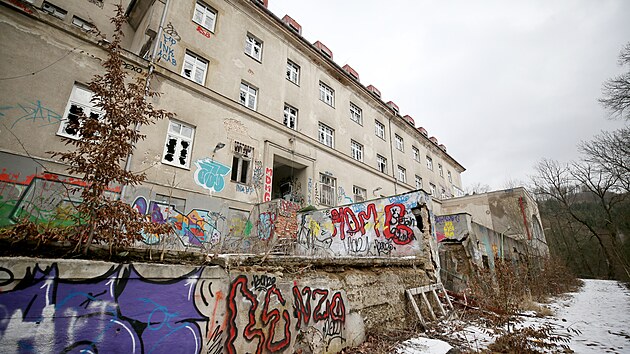 U� je to deset let, co Fakultn� nemocnice Brno musela b�lovickou l��ebnu obklopenou lesy kv�li havarijn�mu
stavu uzav��t.