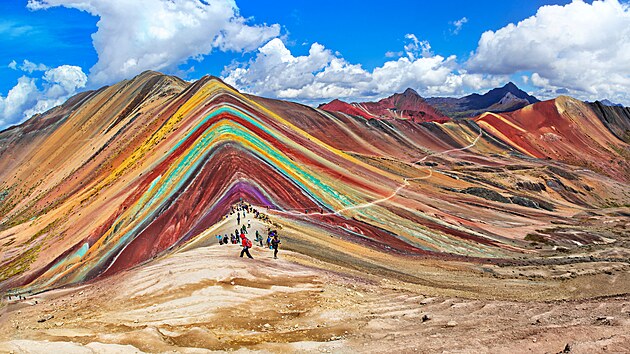 Pokud budete m�t pen�z nazbyt, m��ete si objednat i letadlo, kter� s v�mi nad oblast� Duhov�ch hor chv�li zakrou��. Ceny za��naj� na osmi tis�c�ch korun�ch.