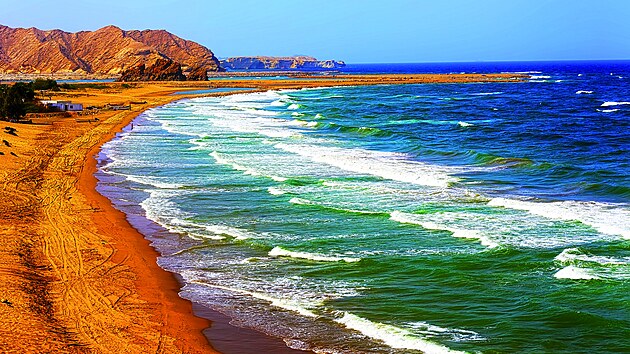 Na severu zem� vl�dne
st�edomo�sk� klimatick�
p�smo a naopak ji�n� ��st
se nach�z� v tropick�m
a such�m p�smu.