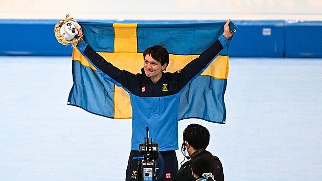 Rychlobrusla Nils van der Poel se raduje ze zlat olympijsk medaile.