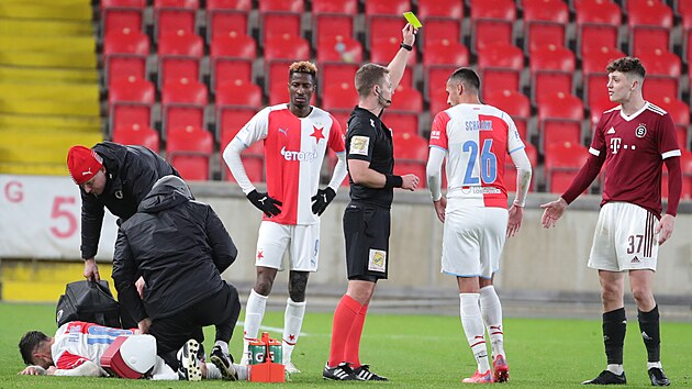 Sud Pavel Orel ukazuje lutou kartu sparanovi Ladislavu Krejmu v pohrovm derby na Slavii.