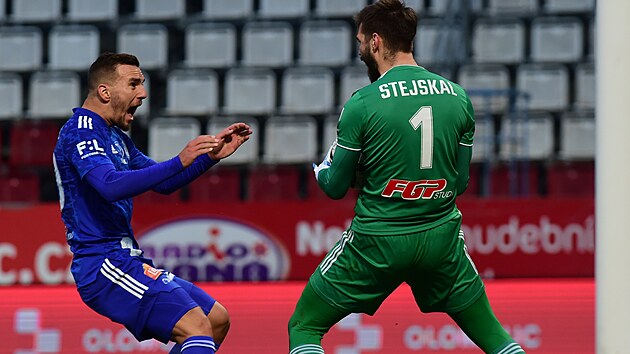 Olomouck� brank�� Jan Stejskal s jedn�m ze sv�ch spoluhr��� v poh�rov�m utk�n� proti Slov�cku.