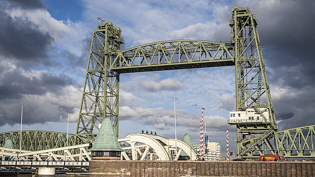 Radnice nizozemskho pstavnho msta Rotterdamu nech kvli jacht Jeffa Bezose doasn rozebrat historick most Koningshavenbrug.
