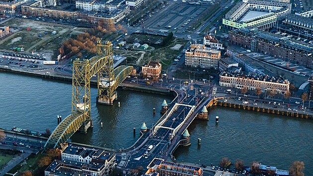 Radnice nizozemskho pstavnho msta Rotterdamu nech kvli jacht Jeffa Bezose doasn rozebrat historick most Koningshavenbrug.