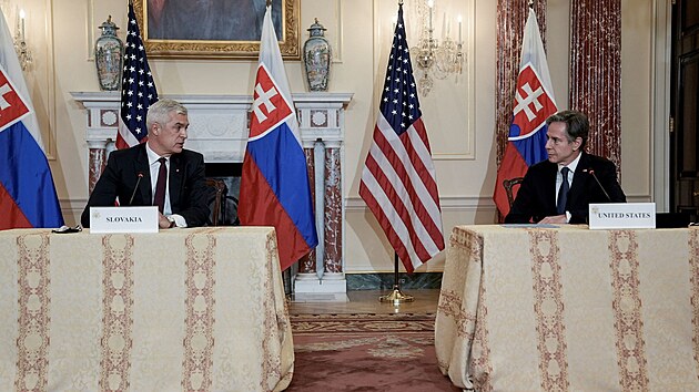 U podpisu mezivldn dohody o obrann spoluprci byl ptomn tak slovensk ministr zahrani Ivan Korok (vlevo). (3. nora 2022)