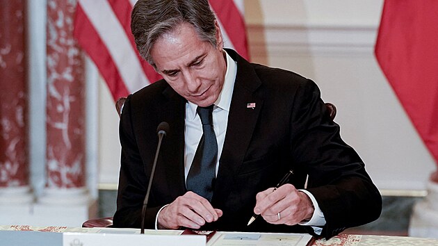 Slovensk ministr obrany Jaroslav Na a americk ministr zahrani Antony Blinken (na snmku) podepsali mezivldn dohodu o obrann spoluprci. (3. nora 2022)