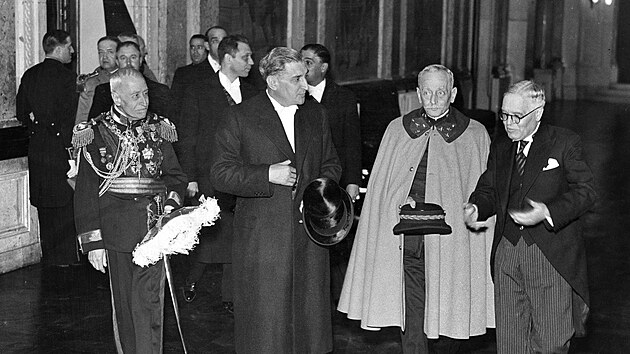Pedseda portugalsk vldy Antonio de Oliviera Salazar po boku prezidenta zem Oscara Carmony (1. ledna 1940)