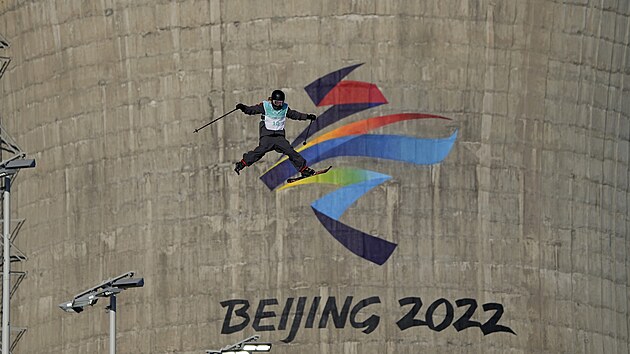 Olivia Asselinov z Kanady bhem finle big airu na olympid v Pekingu.