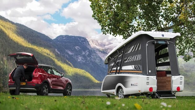 Hybridn cestovn pvs TakeOff spojuje vhody stanovho pvsu a turistickho karavanu.