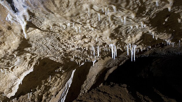 Na stěnách jeskyně návštěvníci uvidí tenká brčka, duté krápníky připomínající makaróny.