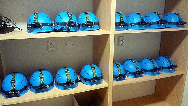 Jeskyňáři už mají pro návštěvníky připravené helmy s čelovkami.
