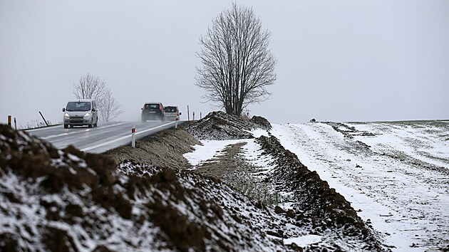 Od Nov�ho roku zemn� stroje prov�d� takzvanou skr�vku ornice v trase budouc� cyklostezky mezi �tokami a Jihlavou. Skr�vka ornice je povinnost� stavba��, kte�� stav� na zem�d�lsky hodnotn� p�d�.