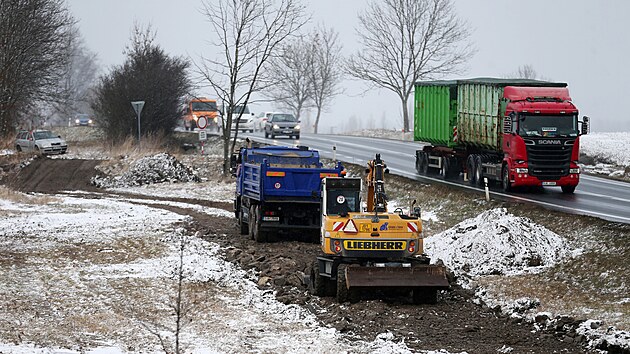 Od Nov�ho roku zemn� stroje prov�d� takzvanou skr�vku ornice v trase budouc� cyklostezky mezi �tokami a Jihlavou. Skr�vka ornice je povinnost� stavba��, kte�� stav� na zem�d�lsky hodnotn� p�d�.