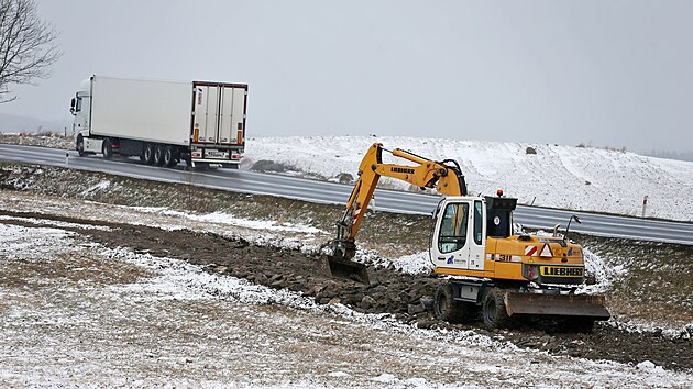 Od Nov�ho roku zemn� stroje prov�d� takzvanou skr�vku ornice v trase budouc� cyklostezky mezi �tokami a Jihlavou. Skr�vka ornice je povinnost� stavba��, kte�� stav� na zem�d�lsky hodnotn� p�d�.
