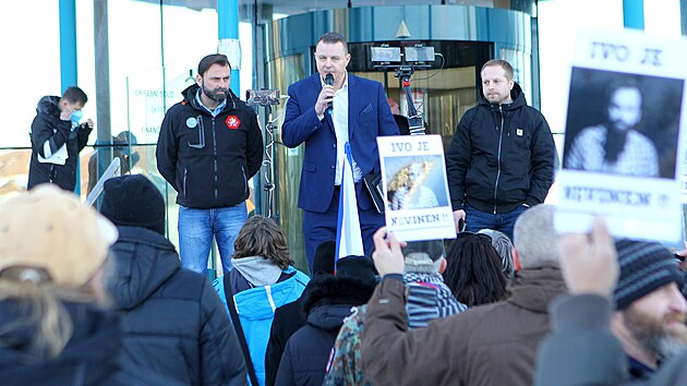 Aktivistu Ivo Osovsk�ho p�i�lo p�ed budovu ���rsk�ho okresn�ho soudu podpo�it asi pades�t lid� s cedulemi, transparenty a vlajkami. Ob�alovan� se sv�m pr�vn�kem Jind�ichem Rajchlem k hlou�ku p��znivc� kr�tce promluvili.