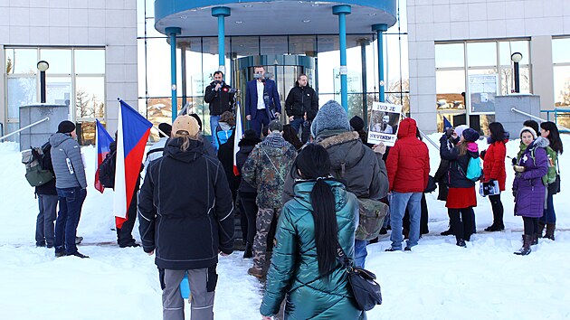 Aktivistu Ivo Osovsk�ho p�i�lo p�ed budovu ���rsk�ho okresn�ho soudu podpo�it asi pades�t lid� s cedulemi, transparenty a vlajkami. Ob�alovan� se sv�m pr�vn�kem Jind�ichem Rajchlem k hlou�ku p��znivc� kr�tce promluvili.