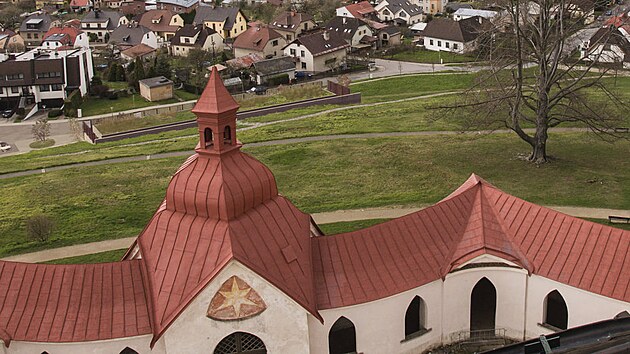 Auto�i zvolili um�st�n� objektu na �pat� Zelen� hory. �e�en� maxim�ln� zachov�v� pohledov� osy a nekonkuruje siluet� pam�tky.