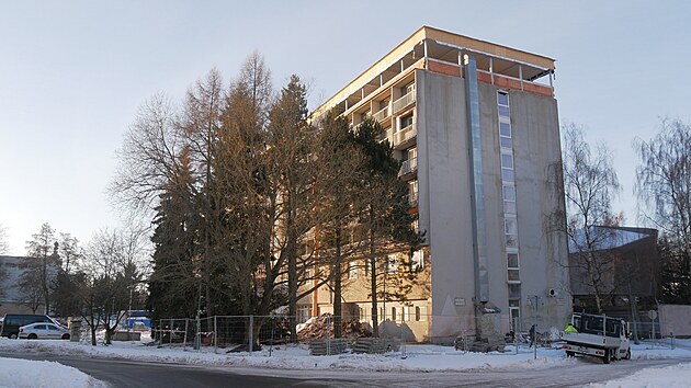 V nkdejm hotelovm domu Jehla finiuje budovn dalch byt. Tm vechny u maj sv majitele.