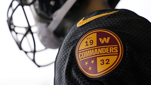 Nová identita slavného klubu amerického fotbalu. Redskins byli přejmenováni na Washington Commanders.