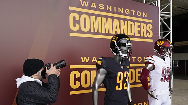 Nová identita slavného klubu amerického fotbalu. Redskins byli přejmenováni na Washington Commanders.