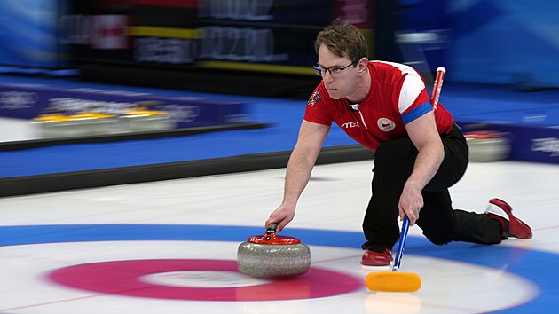 Tom Paul v duelu soute smench dvojic v curlingu proti Itlii na olympijskch hrch v Pekingu.
